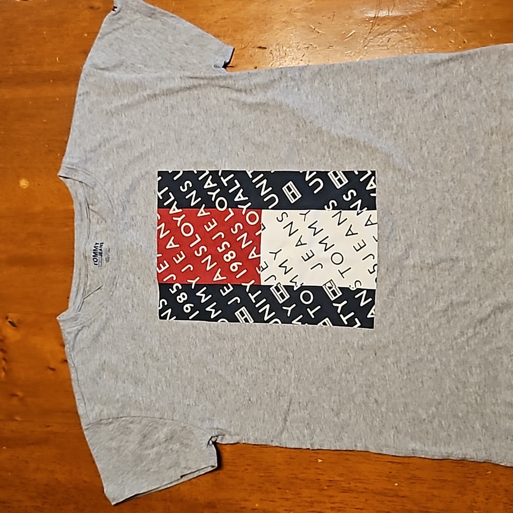 "TOMMY JEANS" TSHIRT. Gray with red, blue and white. Adult size Small.